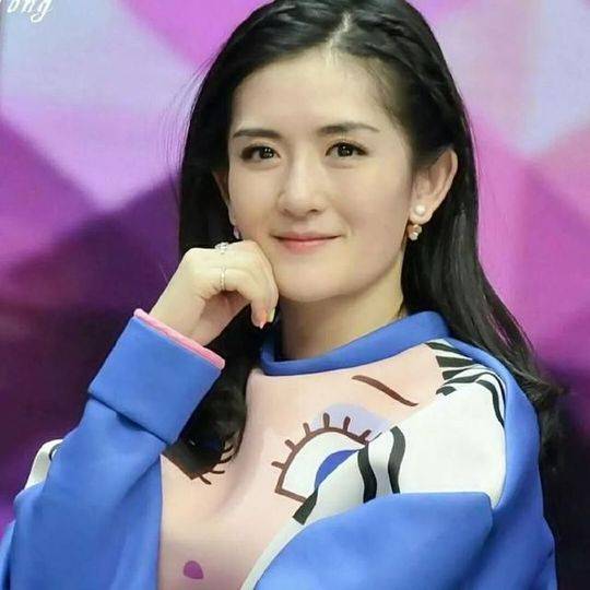 自己成功后,不忘回馈母校,帮助心怀梦想的同学,谢娜的举动得到了许多网友的一致好评。