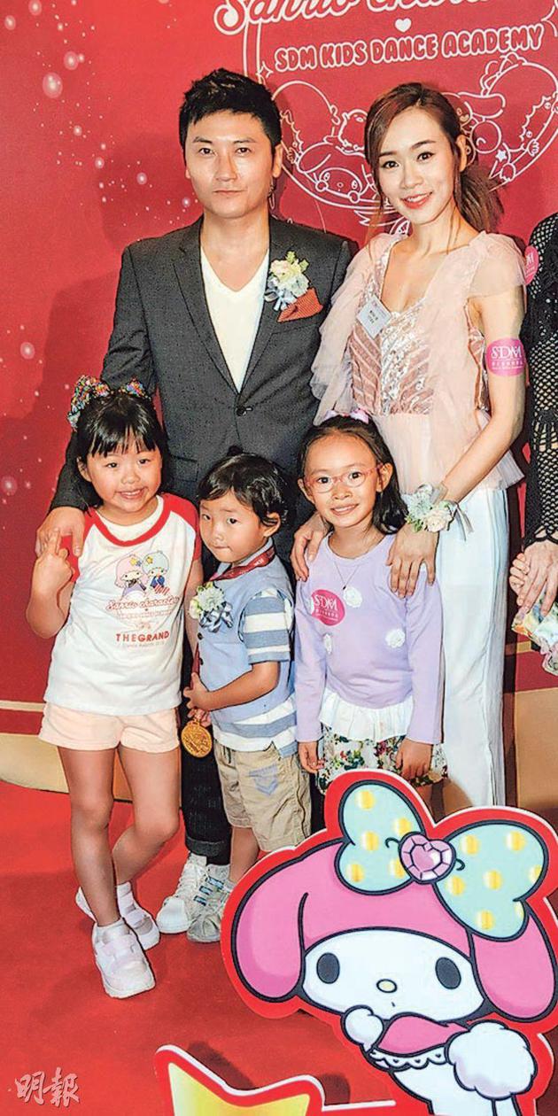 杨思琦与女儿(前右)、高皓正和一对子女(前左)出席舞蹈学校活动。