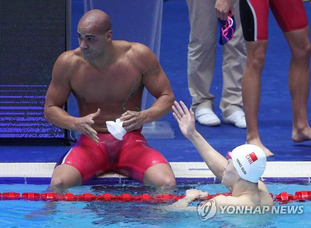 外媒曝孙杨主动“握手”遭拒 巴西选手起身离开
