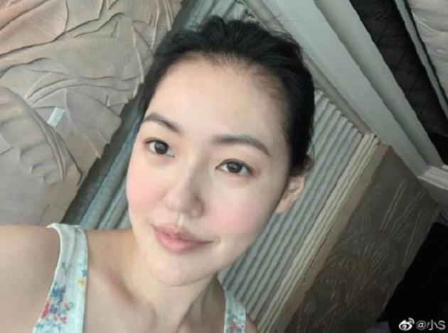 小S晒高冷自拍照 发文:觉得自己很漂亮