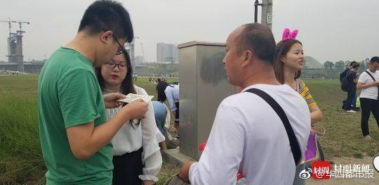 周杰伦成都演唱会门票开唱前被黄牛降价甩卖