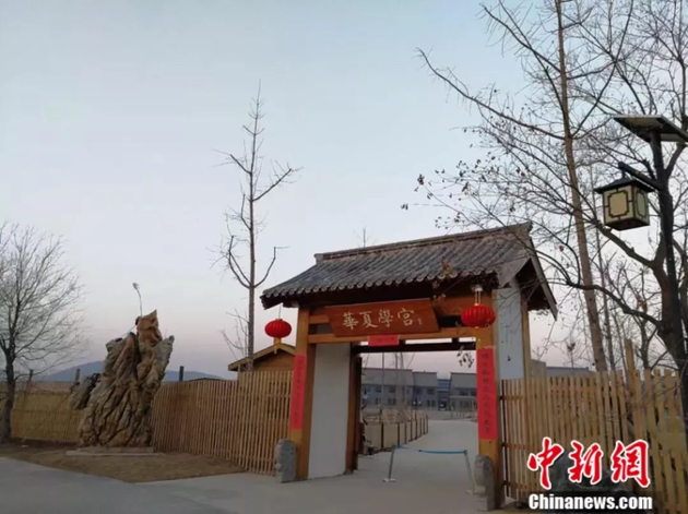 现学校南门 朱志庚 摄