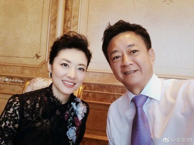 朱军晒合照为周涛庆生