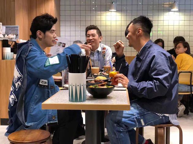 周杰伦余文乐被偶遇拍节目 周杰伦霸道总裁上身给所有人都买单