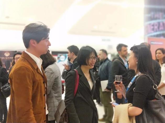 03徐晴在推介会后的联谊酒会上