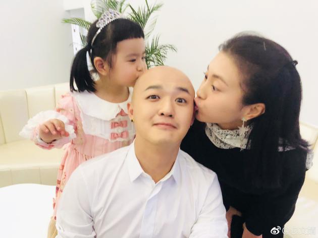 包贝尔一家三口