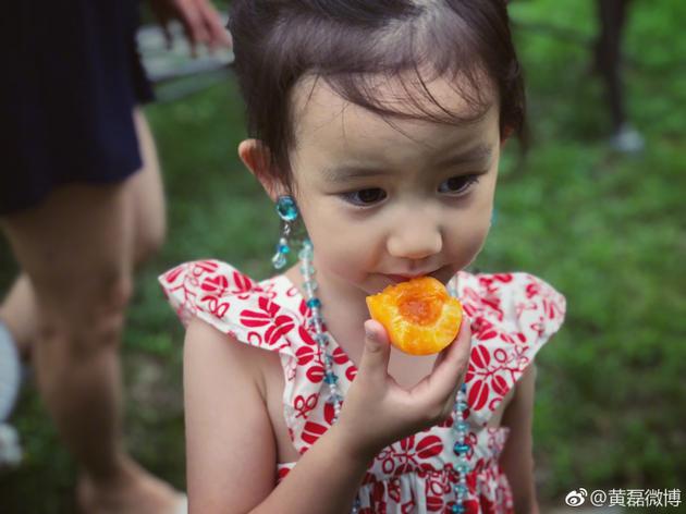 黄磊晒女儿文艺对话 网友：多妹是浪漫的哲学家