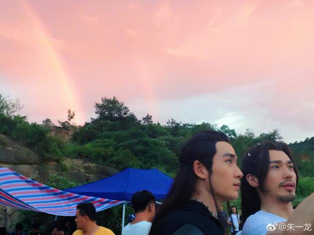 朱一龙白宇片场合影