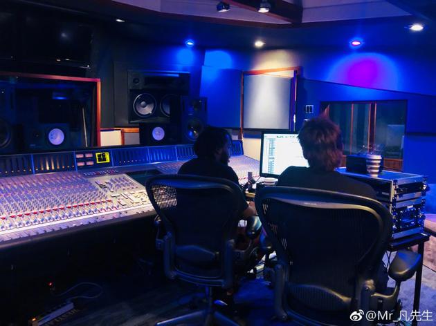 吴亦凡为新专辑刻苦工作 自侃可能要住在录音室了