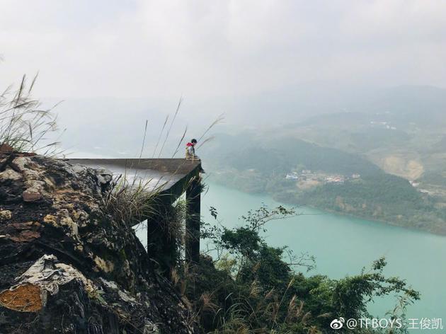 王俊凯坐高台边角很惊险