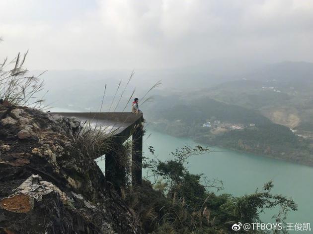 王俊凯坐高台边角很惊险