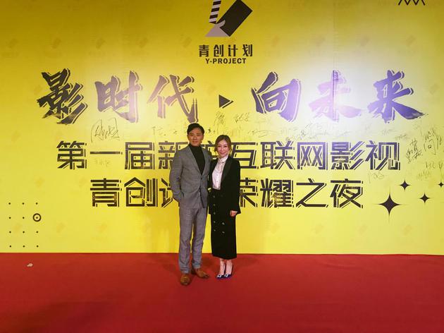广东南方领航影视传播有限公司副总经理刘佳笳(右)与超娱影业CEO于超(左)