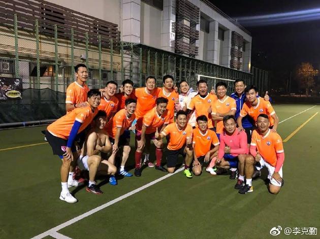 李克勤与何家劲踢球