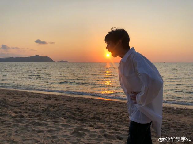 华晨宇“生吞”夕阳