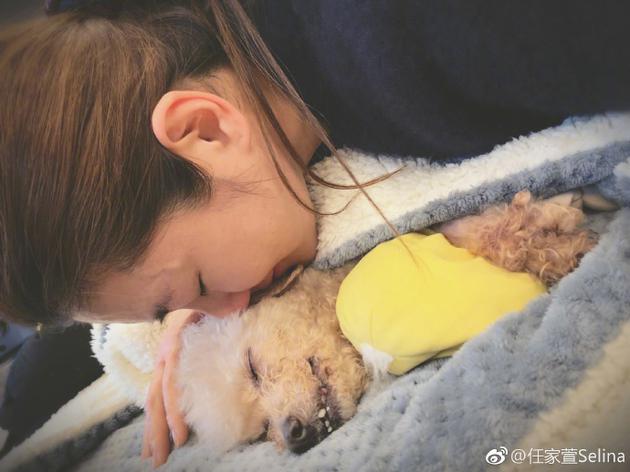 Selina亲吻爱犬