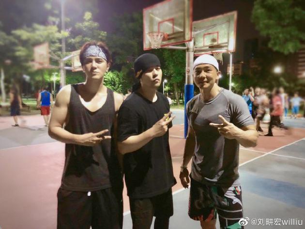周杰伦罗志祥刘耕宏相约打球 故地重游感慨满满