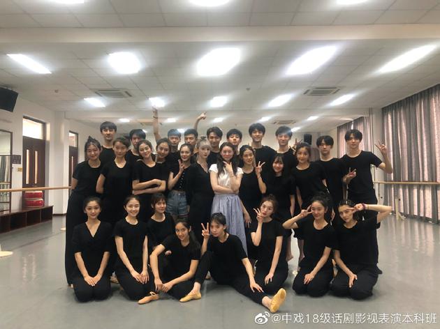 易烊千玺李兰迪胡先煦同框 同窗合照庆大一结束