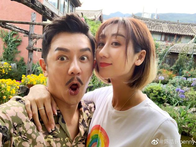 陈浩民和老婆蒋丽莎合影