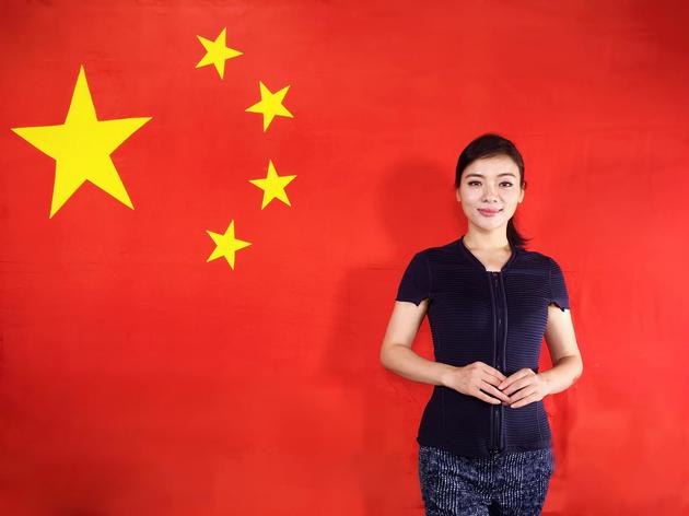 陳思思與國旗合影