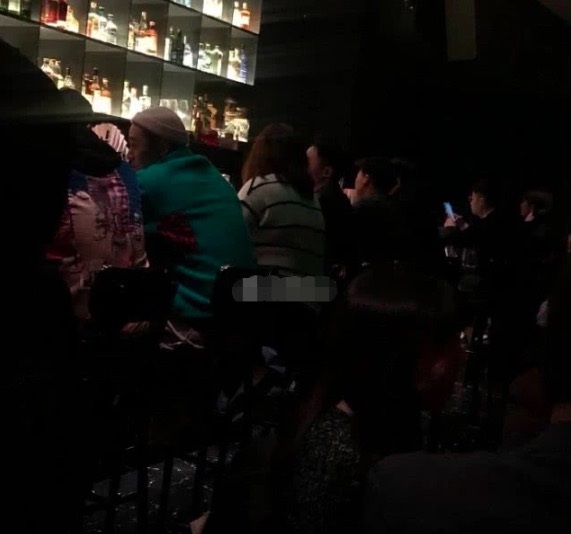 有网友在上海的某家酒吧偶遇蒋劲夫。