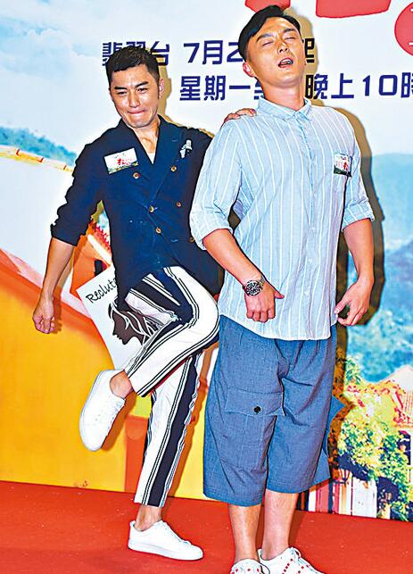 袁伟豪(左)与杨明(右)为《打工捱世界III》宣传。