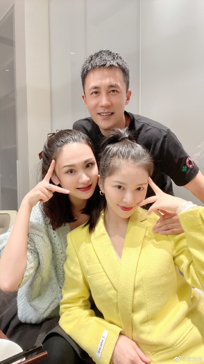 程莉莎晒和杜淳王灿夫妇聚会合照 调侃称“狗粮吃饱了”