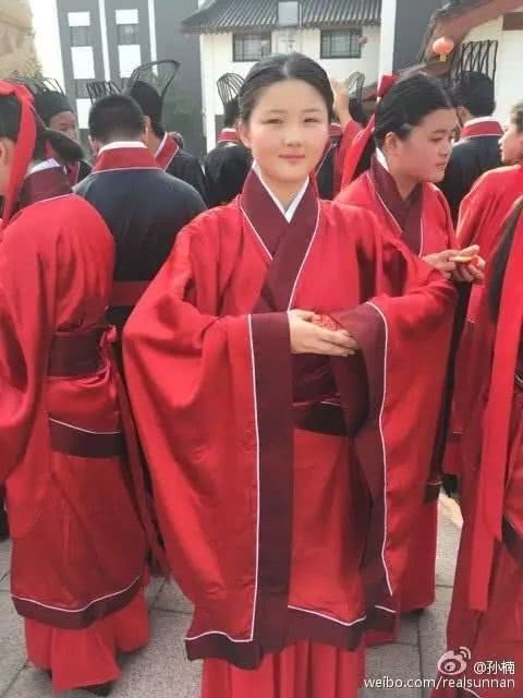 孙楠曾发微博,晒出女儿在该校的照片