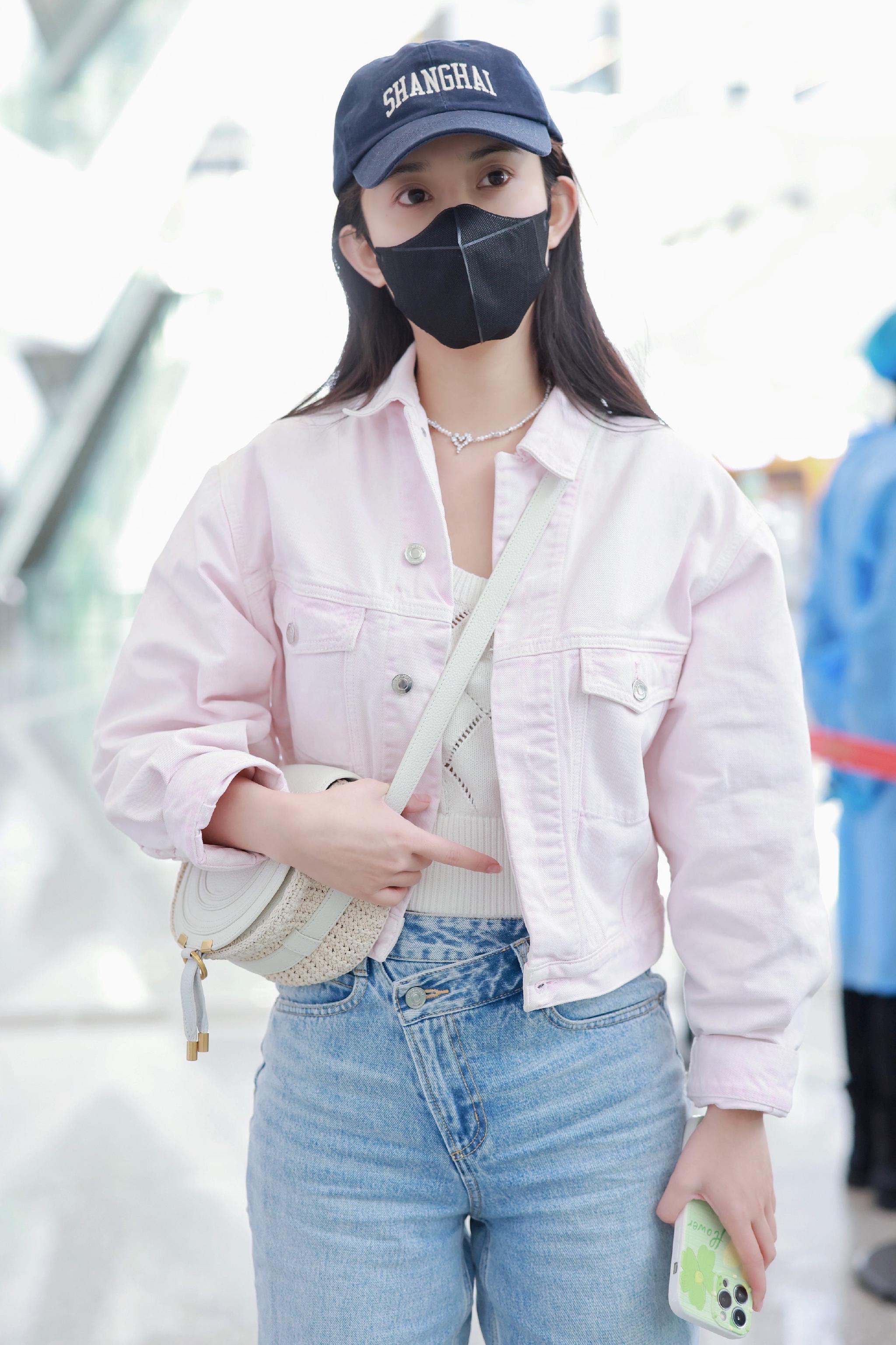 组图：孟子义现身北京机场 粉色短外套搭牛仔裤清新利落