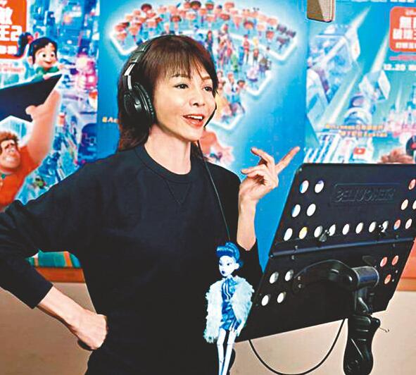 郑裕玲霸气声演的爆红网站BuzzzTube话事人得姐,有型有格。