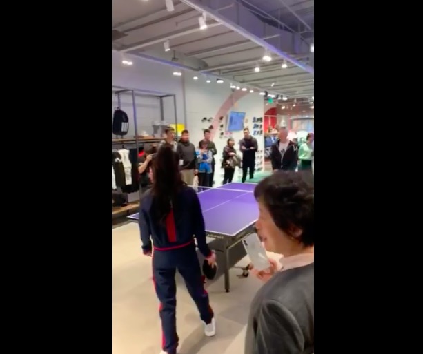 Angelababy虽然背对镜头,但能看出身形灵活。