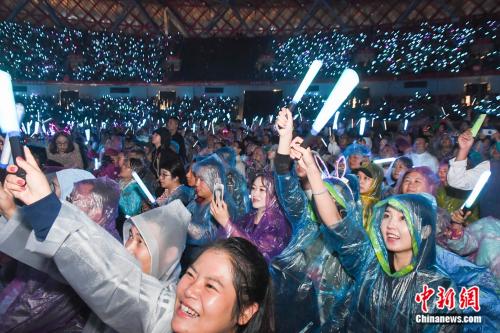 9月7日，“A Classic Tour学友·经典”张学友演唱会遵义站，4万歌迷冒雨观演。
