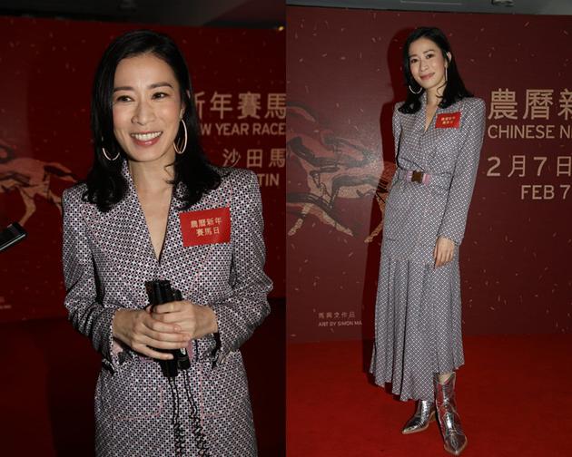 佘诗曼现身笑容灿烂。