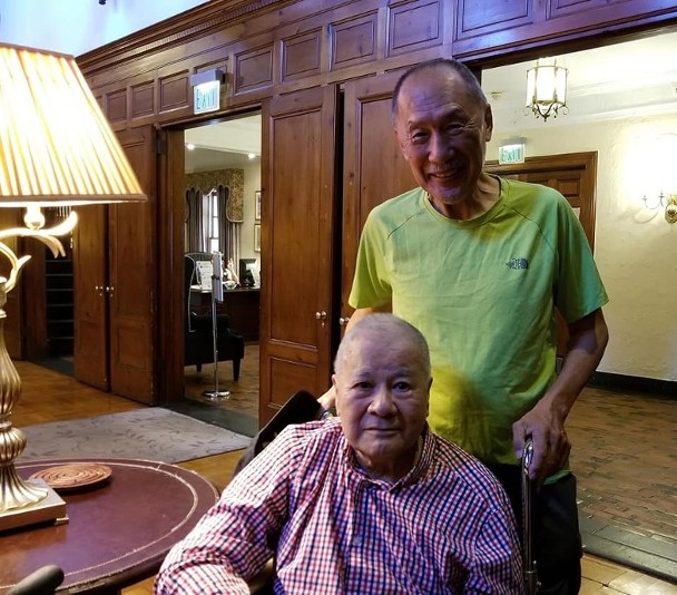 导演梁普智（右）曾探望嘉伦。