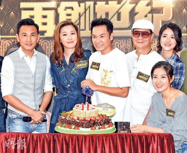 郭晋安（左三）开心《再创世纪》的演员们为他预祝生日。
