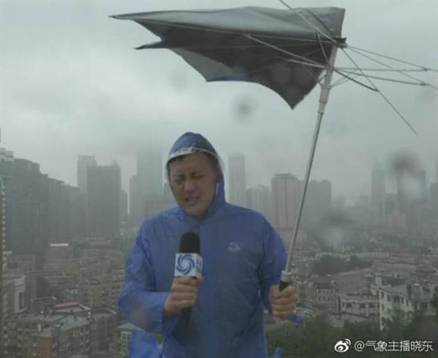 刘晓东日前出外景时,雨伞瞬间被吹烂。