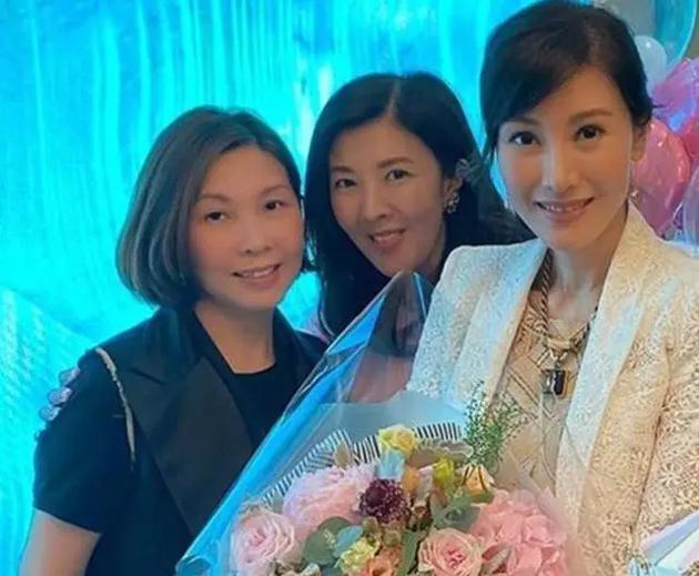 李嘉欣的姐姐李嘉明也罕見露面(左2)
