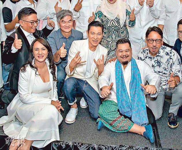 刘德华出席吉隆坡举行的电影庆功宴，为一众演员及工作人员鼓掌及打气。