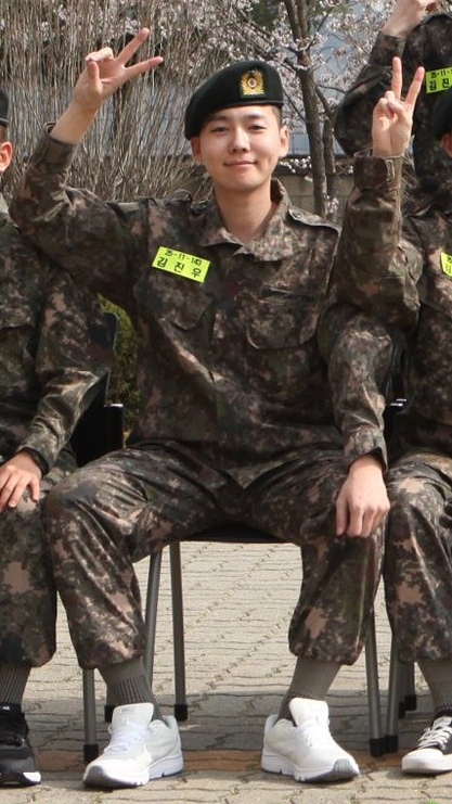 金泰禹軍裝照