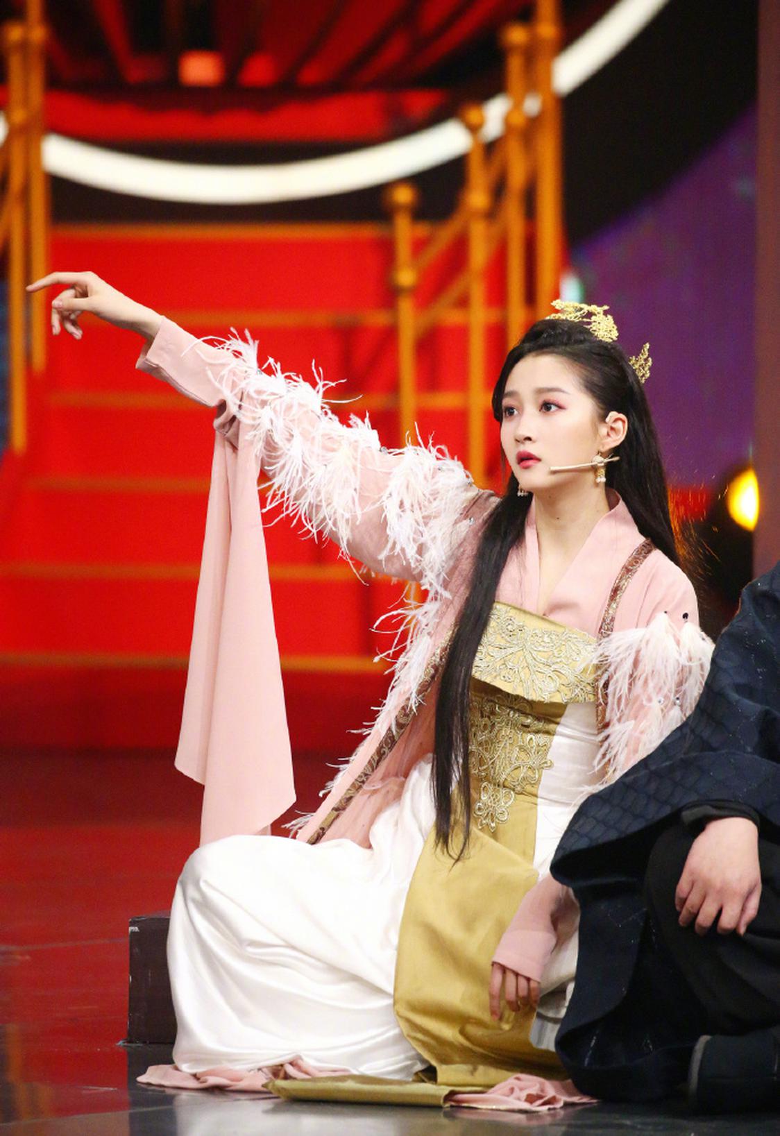 组图:关晓彤cos长公主妆容精致 一袭红衣舞姿妙曼韵味足