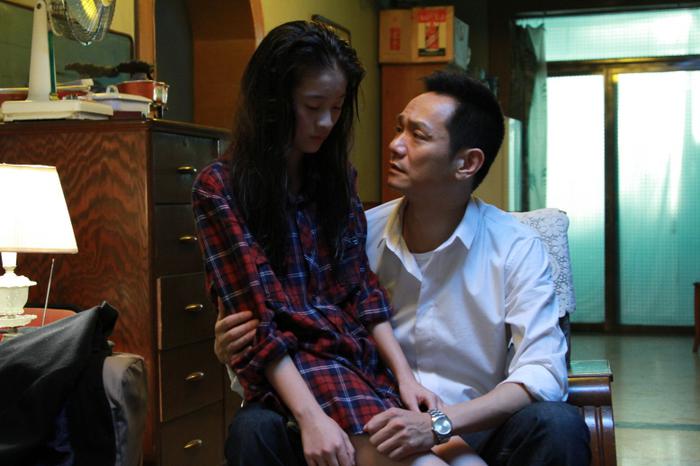 《狗十三》剧照,父女关系是影片中的亮点