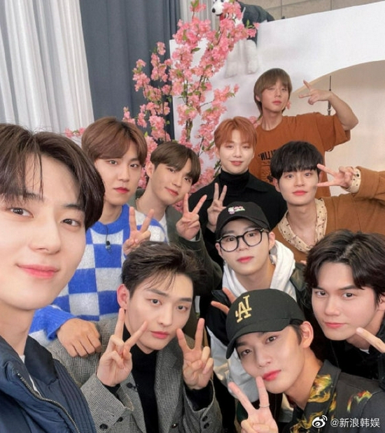 wannaone成员介绍及图片,wannaone wanna one新浪娱乐讯 11月26日,wanna one成员金在奂公开组合自拍
