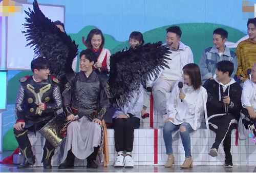 何炅被翅膀遮住