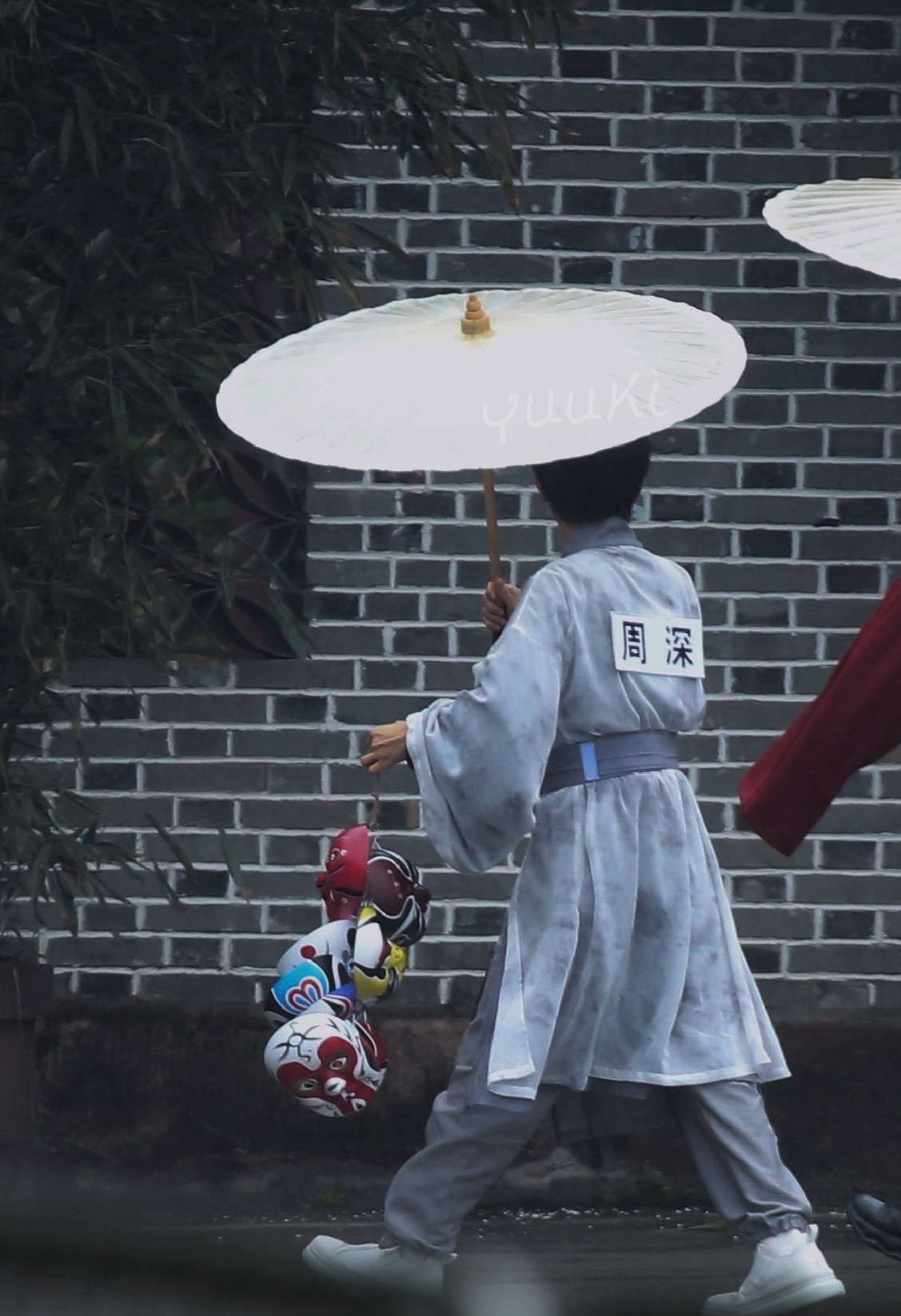 组图:《奔跑吧》路透蔡徐坤baby白鹿等全员着古装撑伞氛围感拉满第8张图片 组图:《奔跑吧》路透蔡徐坤baby白鹿等全员着古装撑伞氛围感拉满第8张图片