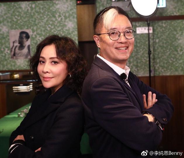 26年后,两人再以同款pose合影