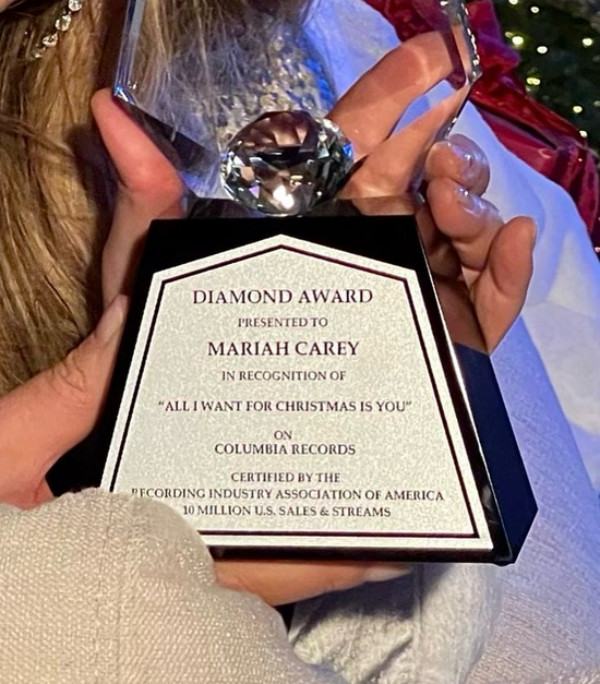 《All I Want for Christmas Is You》获美国认证钻石销量(1000万)