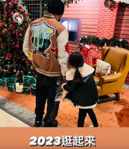 周杰伦新年晒照儿子搞怪出镜 海瑟薇牵手爸爸好暖