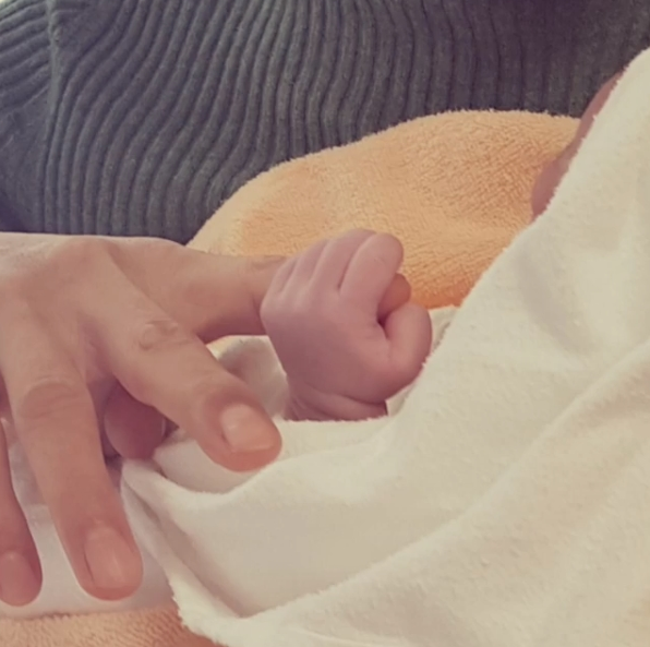 朴振英分享女儿出生照