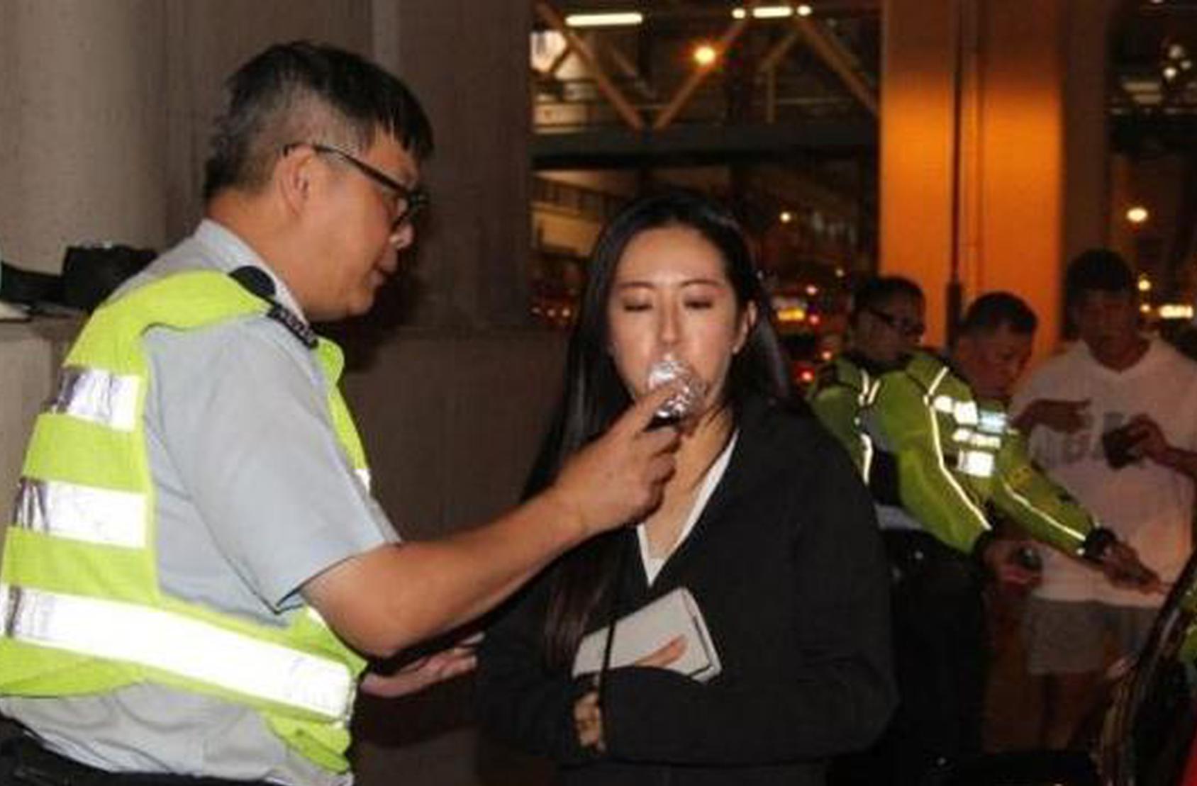 唐诗咏接受酒精测试。