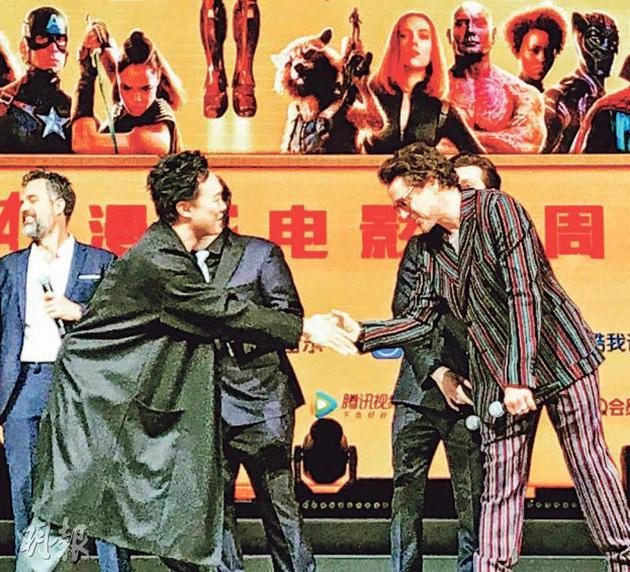陈奕迅（左）主动跟小罗伯特·唐尼（右）握手，开心有机会见面。