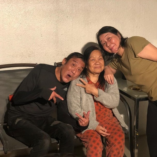 梁家辉夫妇与Delia合影。